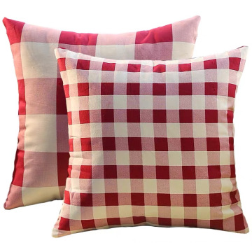 Travesseiro com almofada padrão xadrez vermelho e branco